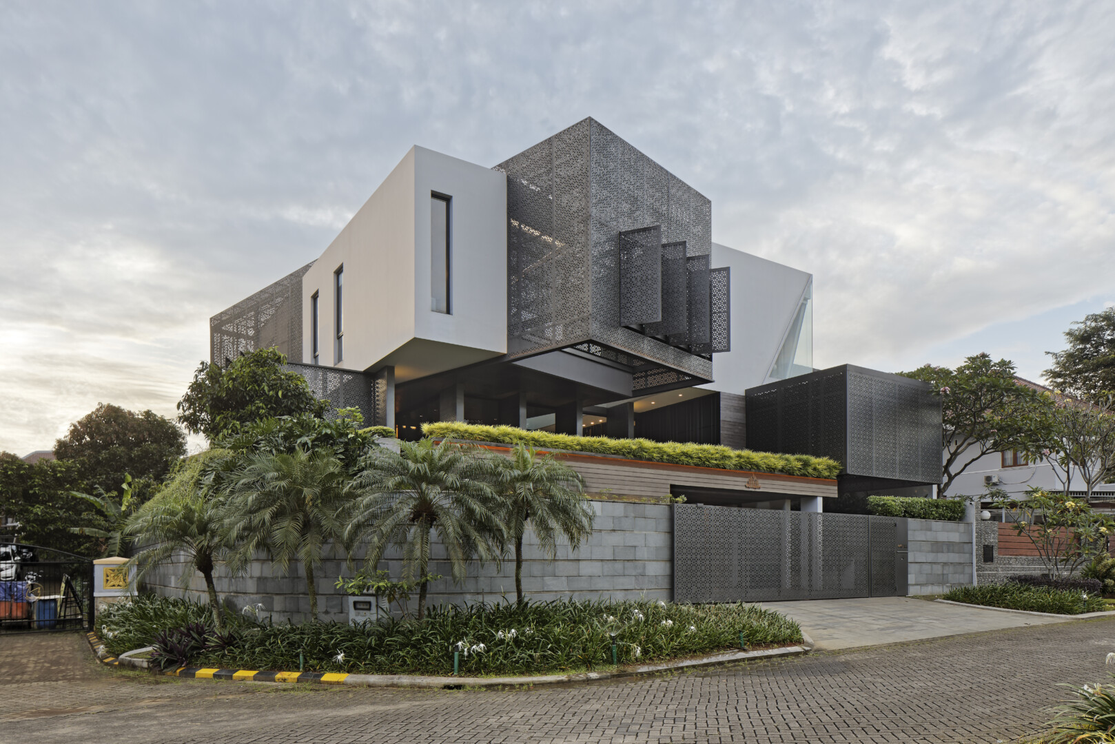 GOLFFN HOUSE - Image 2